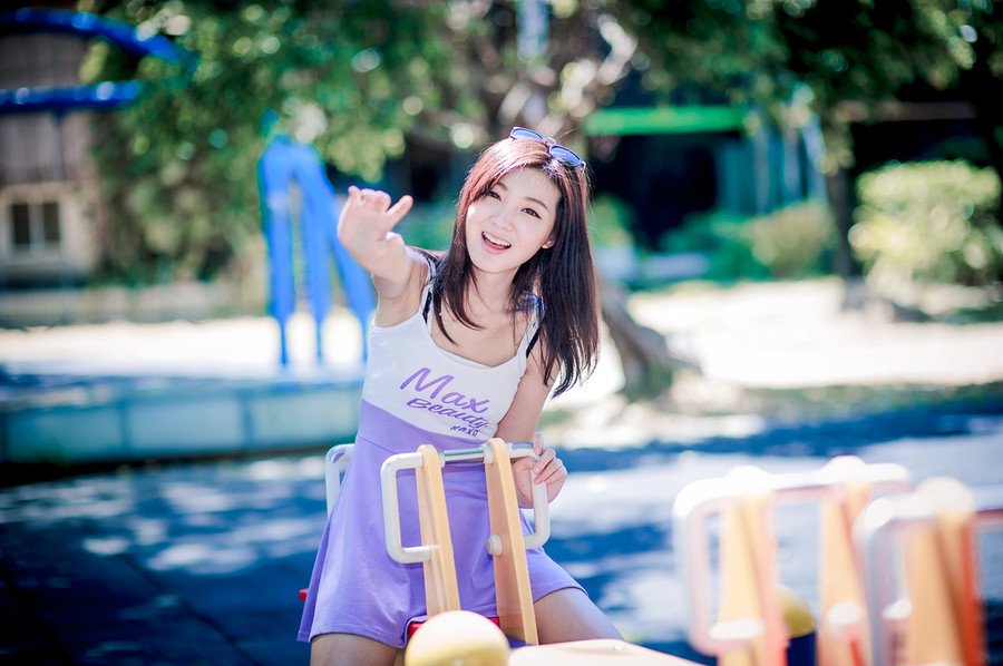 “哈哈哈~”刘璝跪在地上，突然仰头大笑起来，笑声中，带着一股苍凉之意，在众人愕然的目光中，狠狠地向刘璋磕了三个响头：“主公，末将误信谗言，致使蜀中尽失，愧对主公，已无颜面苟活于世，只有一死以谢天下！”